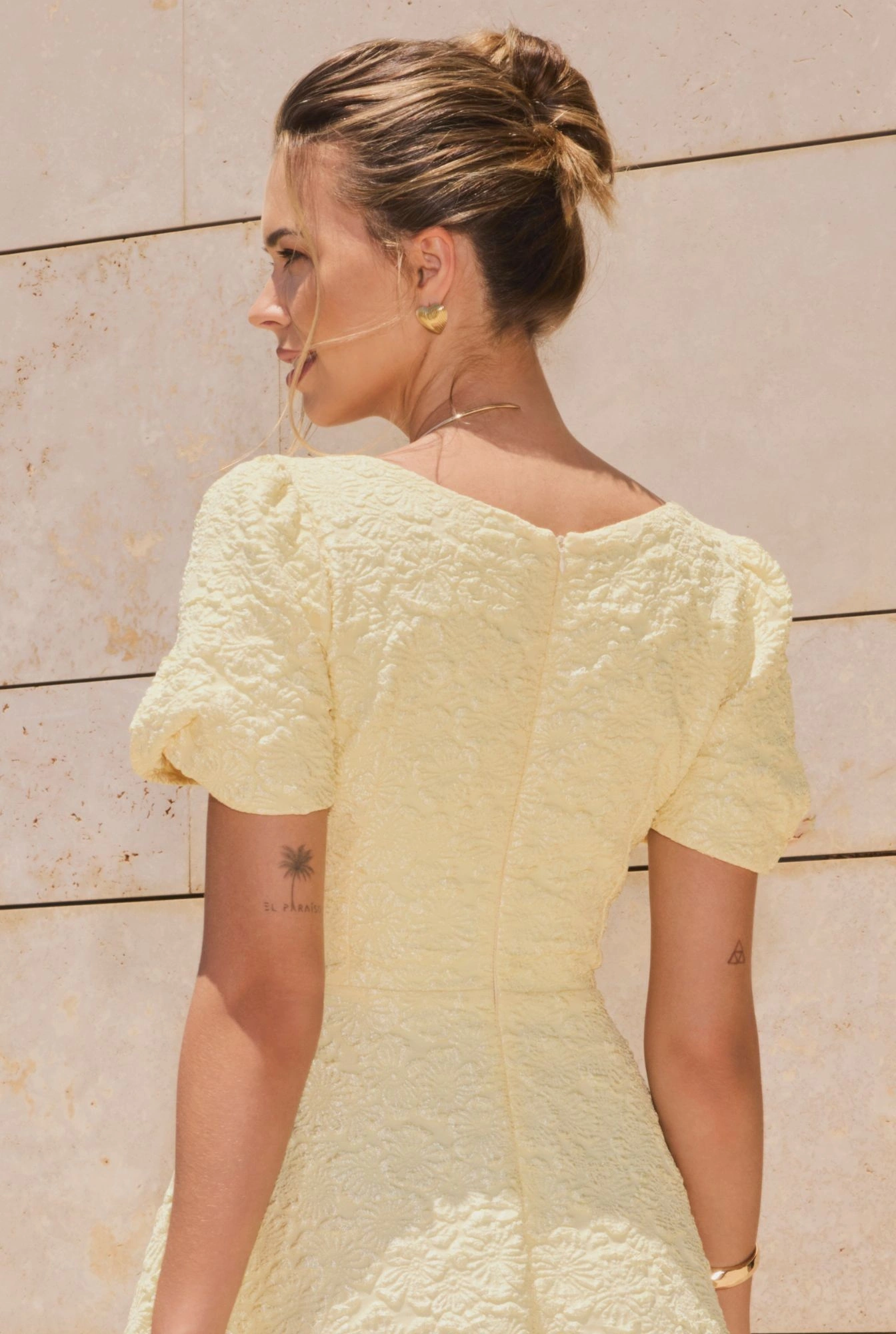 Rebeca – vestido midi amarillo de corte evasé