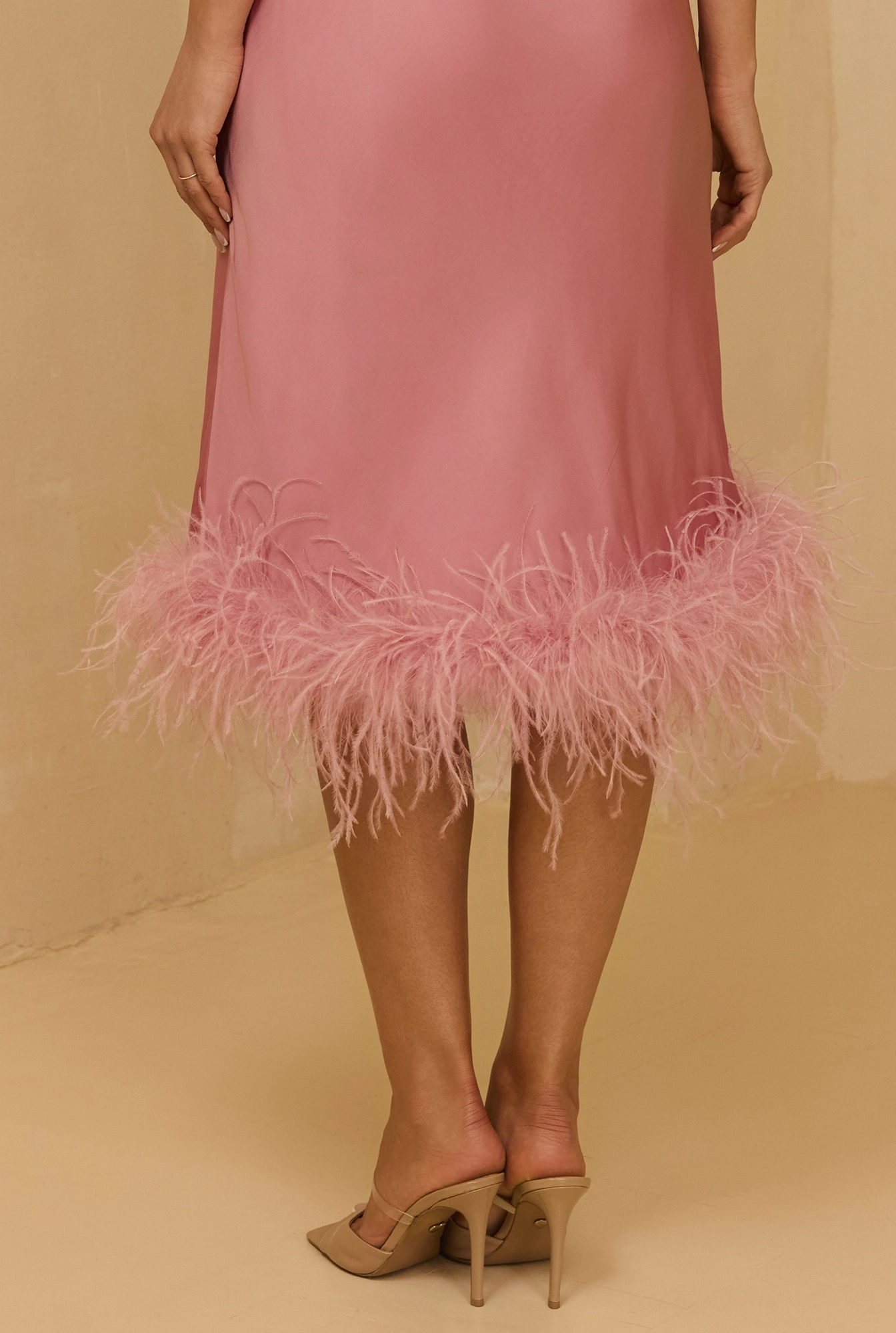 Eloven – vestido midi rosa con plumas