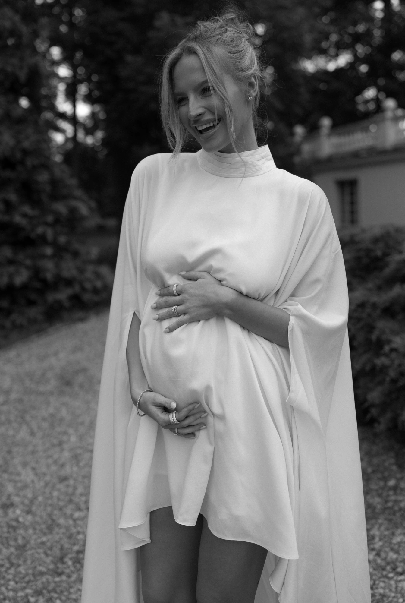 Larumi – vestido premamá color crudo con diseño tipo capa