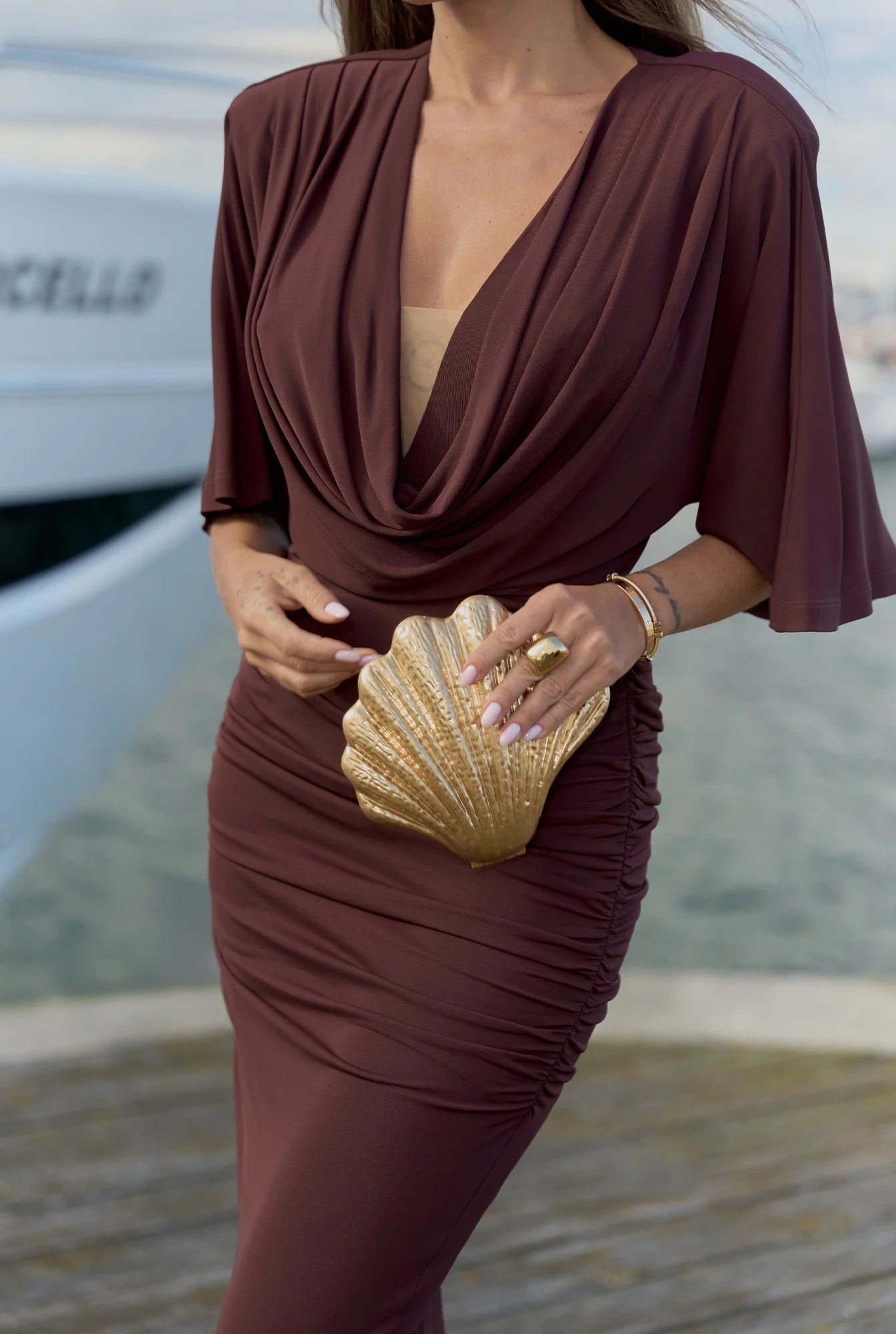 Dorita – vestido largo color chocolate con escote decorativo