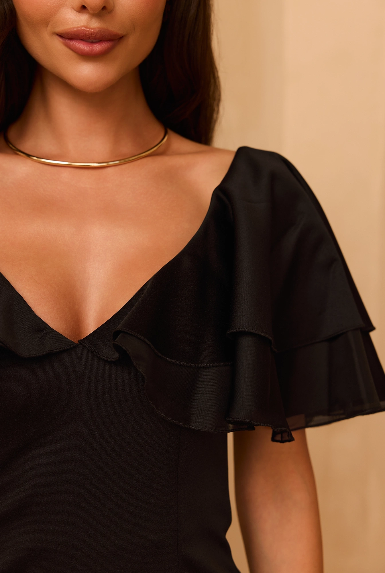 Abril - Vestido negro adornado con volantes negros