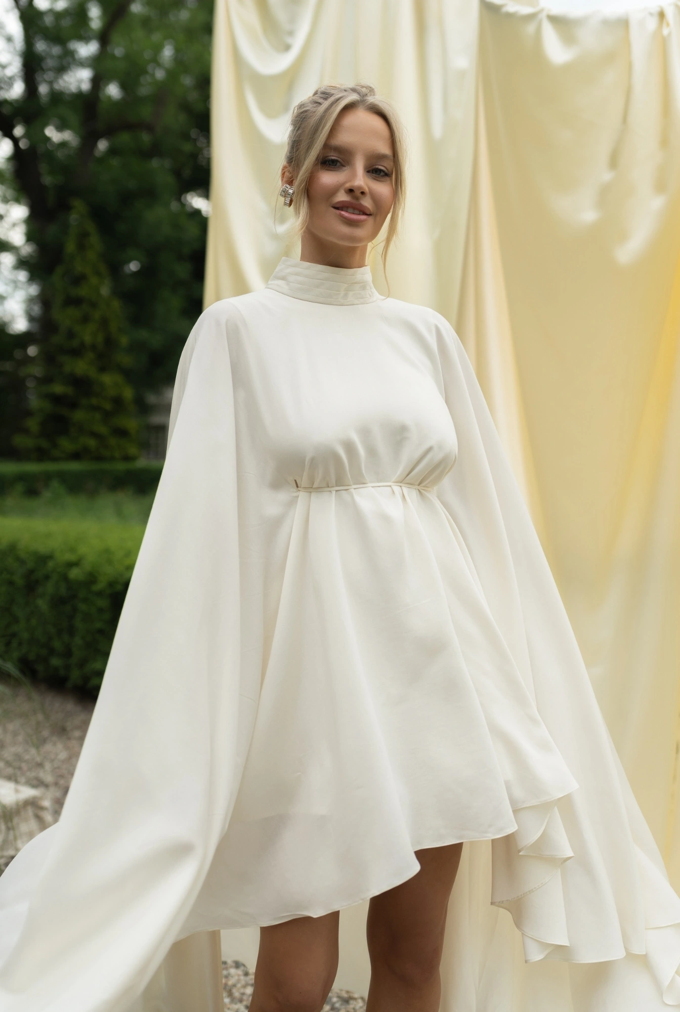 Larumi – vestido premamá color crudo con diseño tipo capa